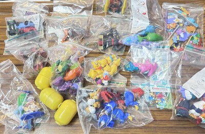 Auktion 355<br>Karton mit ca. 2-300 Ferrero Überraschungseier-Figuren etc., nicht geprüft/gezählt [1]