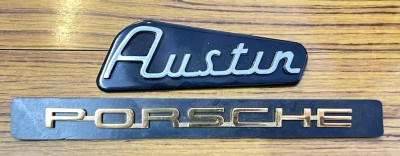 Auktion 355<br>2x Autoschilder, Austin aus  Metall, orsche KunststoffL-25 und 14 cm [1]