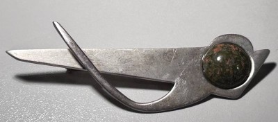 Auktion 355<br>massive Silber-Nadel_925- mit grün/rot gefleckter Halbkugel, L-9 cm, 18 gr [1]