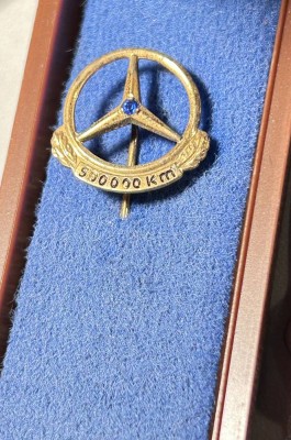 Auktion 355<br>Mercedes Fahrernadel, Silber-835- vergoldet in Etui, 500.000 km unfalfrei [1]