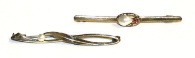 Auktion 355<br>2x Doublé Broschen, mit Perlmutt, Perle und roten Stein,L-5,5 cm [1]