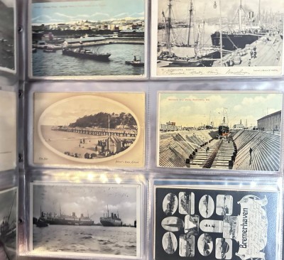 Auktion 355<br>gr. Postkartenalbum mit ca. 240 Postkarten, hpts. Schiffe in Häfen  und auf See [1]