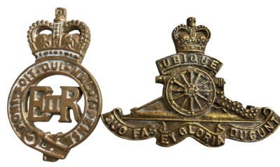 Auktion 355<br>2x massive englische Regiments-Wappen oder ähnliches, Messing, H-max. 13 cm, B-max,  15  cm [1]