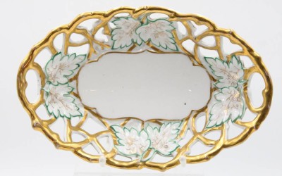 Auktion 356<br>ovale Korbschale, TPM, um 1900, Blattrelief und Goldzier, H-6,8cm, 29 x 19cm [1]