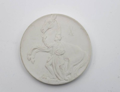 Auktion 356<br>Meissen-Medaille, Weißporzellen. Reiterdarstellung, 1x kl. Chip, D-8cm [1]