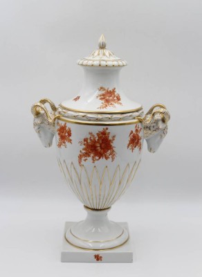 Auktion 364<br>Widderkopfvase, Fürstenberg, orangefarbenes Dekor, sehr gute Erhaltung, ca. H-45,5cm [1]