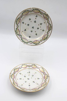Auktion 356<br>Paar Teller, Frankreich um 1800, Fa. Darte, floral Bemalung, rückseitig minim. Chips, je D-22,3cm [1]