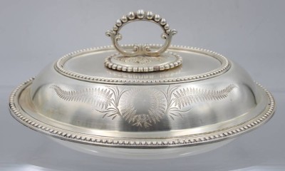 Auktion 356<br>gr. Warmhalteschale, EPNS mit Wechselgriff, seitl. florale Gravur, H-14,5 cm, 30x23 cm [1]