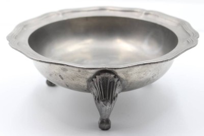 Auktion 356<br>Zinnschale auf drei Füsschen, frz. Marke,  H-9,2 cm, D-23 cm [1]