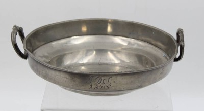 Auktion 356<br>Henkelschale, Zinn, monogrammiert und datiert 1825, div. Druckstellen,. H-7cm D-18,5cm [1]