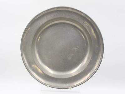Auktion 364<br>runde tiefe Platter, Zinn, Namensgravur