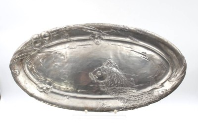 Auktion 356<br>ovales Jugendstil-Zinn-Tablett, Reliefdekor der Zeit, 49 x 25,8cm [1]