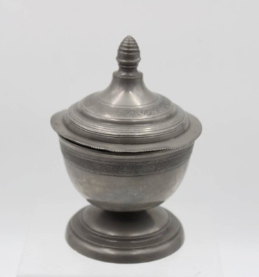 Auktion 356<br>Deckeldose, Zinn, um 1900, Altersspuren, H-16cm [1]
