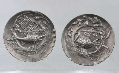 Auktion 364<br>2x Jugendstil. Zinnteller, je mit Reliefdekor, Fische, ungemarkt, je D-20cm [1]