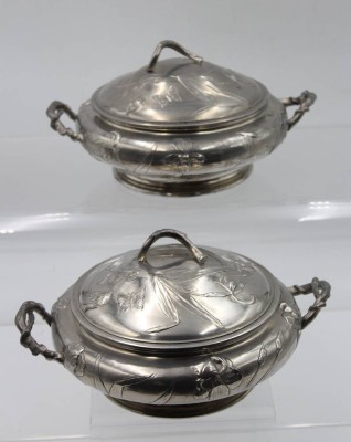 Auktion 356<br>2x Jugendstil-Deckelterrinen, Zinn, Reliefdekor der Zeit, ungemarkt, ca. H-12,5cm [1]