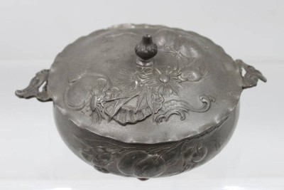 Auktion 368<br>kl. Deckelgefäss, Kayserzinn, Nr. 4037, Jugendstil, Reliefdekor der Zeit, Altersspuren, ca. H-10,5cm D-16cm [1]