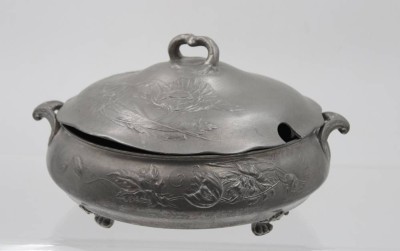 Auktion 368<br>Deckelterrine, Kayserzinn, Nr. 4137, Jugendstil, Dekor der Zeit, Altersspuren, ca. H-13,5cm D-21,5cm [1]