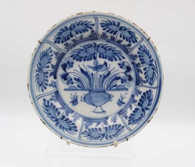 Auktion 356<br>früher Zierteller, China, Blaumalerei, Glasurabplatzer, 19. Jhd., D-22,8cm [1]