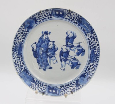 Auktion 356<br> Zierteller, China, älter, Personendarstellungen, älter, D-24cm [1]