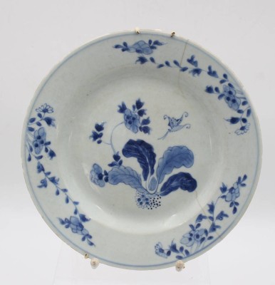 Auktion 356<br>Zierteller, wohl China, florale Blaumalerei, altrissig und Rand mit Chips, älter, D-23,2cm [1]