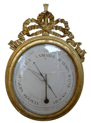Auktion 364<br>gr. Wandbarometer um 1770, vergoldetes Holzgehäuse, ftz. beschriftet, 85x60  cm, kl. Fehlteile bei Zierrahmen [1]