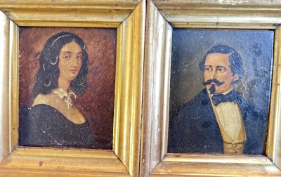 Auktion 356<br>Paar Miniatur  Biedermeier-Portraits, wohl ein  Ehepaar, verso schwer lesbar betitelt,  gerahmt, RG 11x10 cm [1]