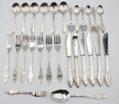 Auktion 356<br>27 Besteckteile, Robbe & Berking, 90er Auflage, Friesenmuster, 6x Kompottlöffel, 6x Kaffeelöffel, 7x Gabeln, 6x Messer, 1x Kuchengabel, 1x Esslöffel, [1]