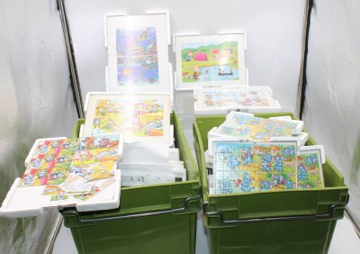 Auktion 356<br>Konvolut Ü-Ei Puzzle, je in Nurglasrahmen, ein Kasten mit Selben Motiven, Einige Rahmen gerissen, je ca. 13 x 17,5cm [1]