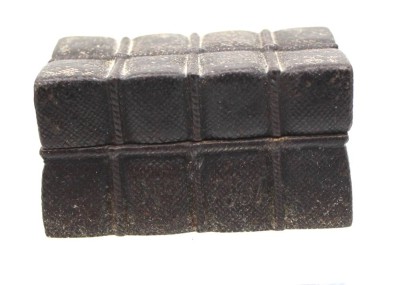 Auktion 356<br>kl. schwere Eisendose, Unterseite beschriftet, 1706, verso No. 1861? H-5 cm, 8,3x6 cm [1]