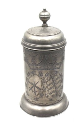 Auktion 356<br>gr. Zinn Walzenkrug mit Gravur, datiert 1803, H-26 cm, Meisterpunze dat. 1708 [1]