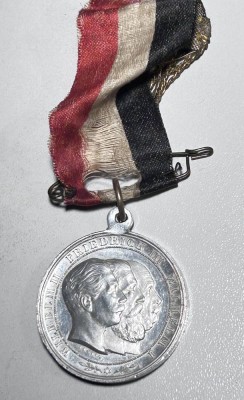 Auktion 356<br>Regimentsmedaille 1910, 50 J. Thür. Infantr. Rgt Nr. 3 an alten, beschädigten Band [1]