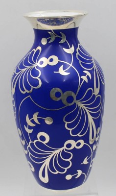 Auktion 356<br>Hohe Vase, Kobalt mit Silber-Overlay  