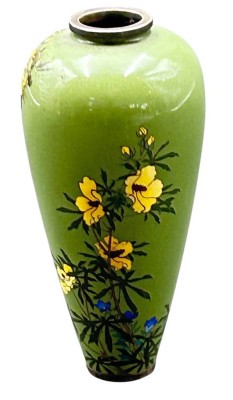 Auktion 356<br>alte japan. Cloisonne Vase mit gelben Blumen, rückseitig bestossen,  in Boden gemarkt, H-9,5 cm [1]