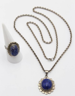Auktion 356<br>Lapis-Anhänger an Kette sowie passender Ring, je Silber, zus. 28,8gr., Kette L-68cm Anh. L-3,5cm, RG 57 [1]