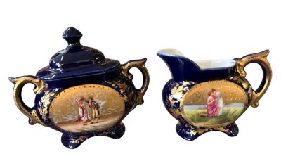 Auktion 356<br>Milch  und Zucker, Kobalt mit Kaufmann-Szenen, H-max. 9 cm [1]