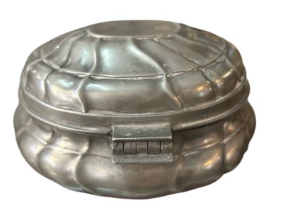 Auktion 356<br>ovale Deckeldose, Zinn, Dresdner Barock, H-7 cm, 11x9 cm, innen Marke [1]
