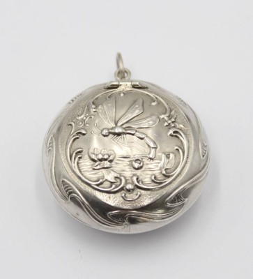 Auktion 356<br>Pillendose für Kette, Silber, Jugendstil, Libellendekor, 5,3gr., ca. D-3,5cm [1]
