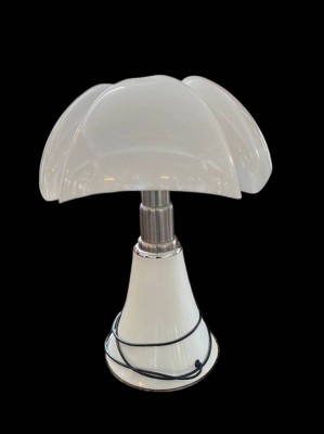 Auktion 356<br>Tischlampe, Pipistrella,  Entw. Gae Aulenti für Martinelli luce, 1965, Schirm leicht verzogen durch falsche Birnen, Altersspuren, ca. H-65cm D-50cm [1]