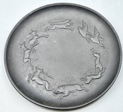 Auktion 369<br>Buderus Eisenteller mit Wildszenen und Jagdhunden, D-21,5cm [1]