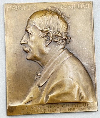 Auktion 368<br>Jules Clément CHAPLAIN (1839-1909 Bronze Portrait «Marcelin Berthelot», Paris (1901),  7x6 cm [1]