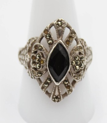 Auktion 356<br>835er Silber-Ring, Onyx u. Markasiten (einige fehlen), 7,8gr., RG 61 [1]