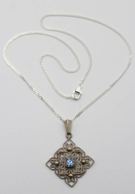 Auktion 356<br>älterer 800er Silber-Anhänger, hallblauer Stein, an 925er Kette, zus. ca. 4,4gr., L-40cm, Anh. L-3cm [1]