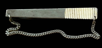 Auktion 356<br>Krawattennadel. Platte Gold-585- mit Sicherheitskette, Feder Metall, Gesamt 7 gr. [1]