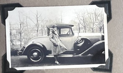 Auktion 356<br>Fotoalbum einer grossbürgerlichen Hamburger Kaufmannsfamilie, einige wenige Fotos mit  A.Hitler etc. und  Hakenkreuz-Fahne und Marine, ca. 85 Fotos und einige  Negative, hpts. privat, um 1930-40, viele lose in Album [1]