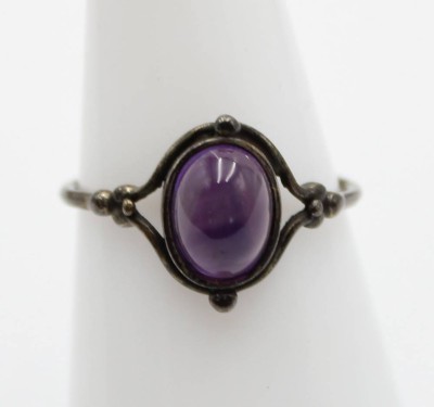 Silber-Ring mit Amethyst-Cabochon, um 1900, undeutl. Punzierung 1,4gr., RG 53 [1]