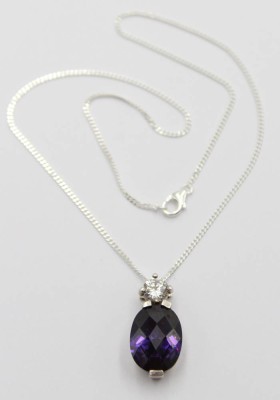 Amethyst-Anhänger in 925 Silberfassung mit klarem Stein , an 925 Silberkette . [1]