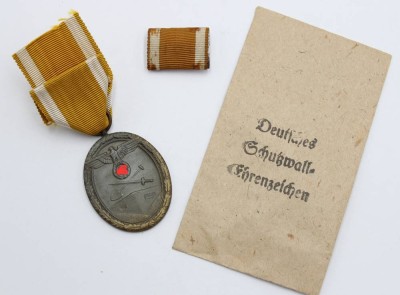 Deutsches Schutzwall-Ehrenzeichen in Verleihungstüte , anbei kl, Spange [1]