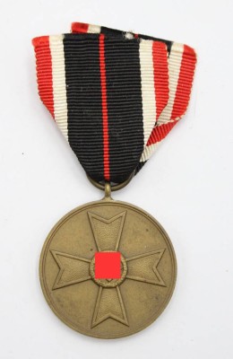 Kriegsverdienst-Medaille 1939 am Band [1]