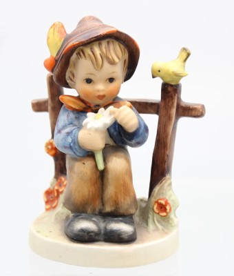 Auktion 357<br>Hummelfigur, Junger Mann mit Blume, 11x13 cm, guter Zustand [1]