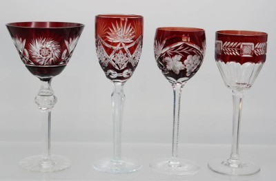 Auktion 357<br>4x div. rubinrote Weinrömer mit Schliff, H-max 22 cm [1]